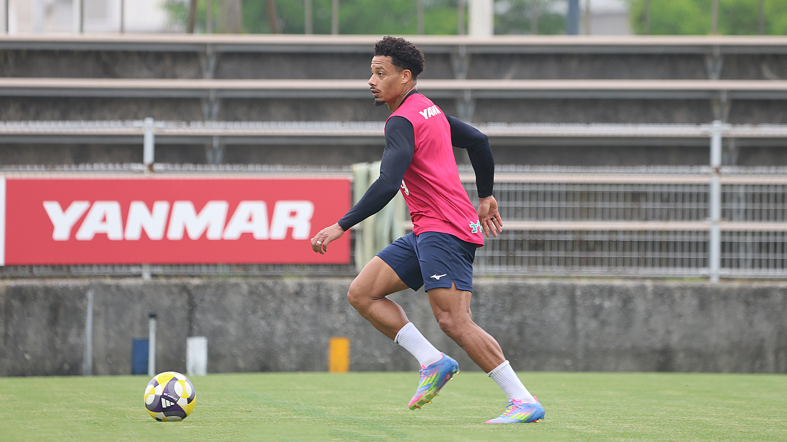 週末限定値下げ　セレッソ大阪　ピステ・ウィンドブレーカー セレッソ大阪 ウィンドブレーカー - メルカリ